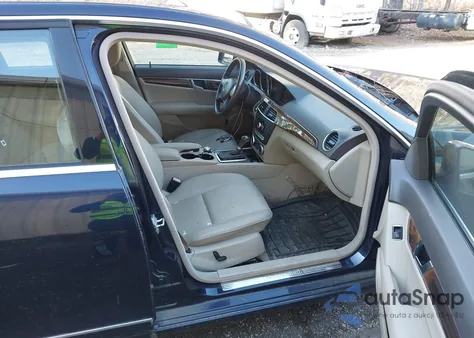 2012 Mercedes-Benz C 250 Luxury из США, поврежденный, VIN WDDGF4HB6CA610080